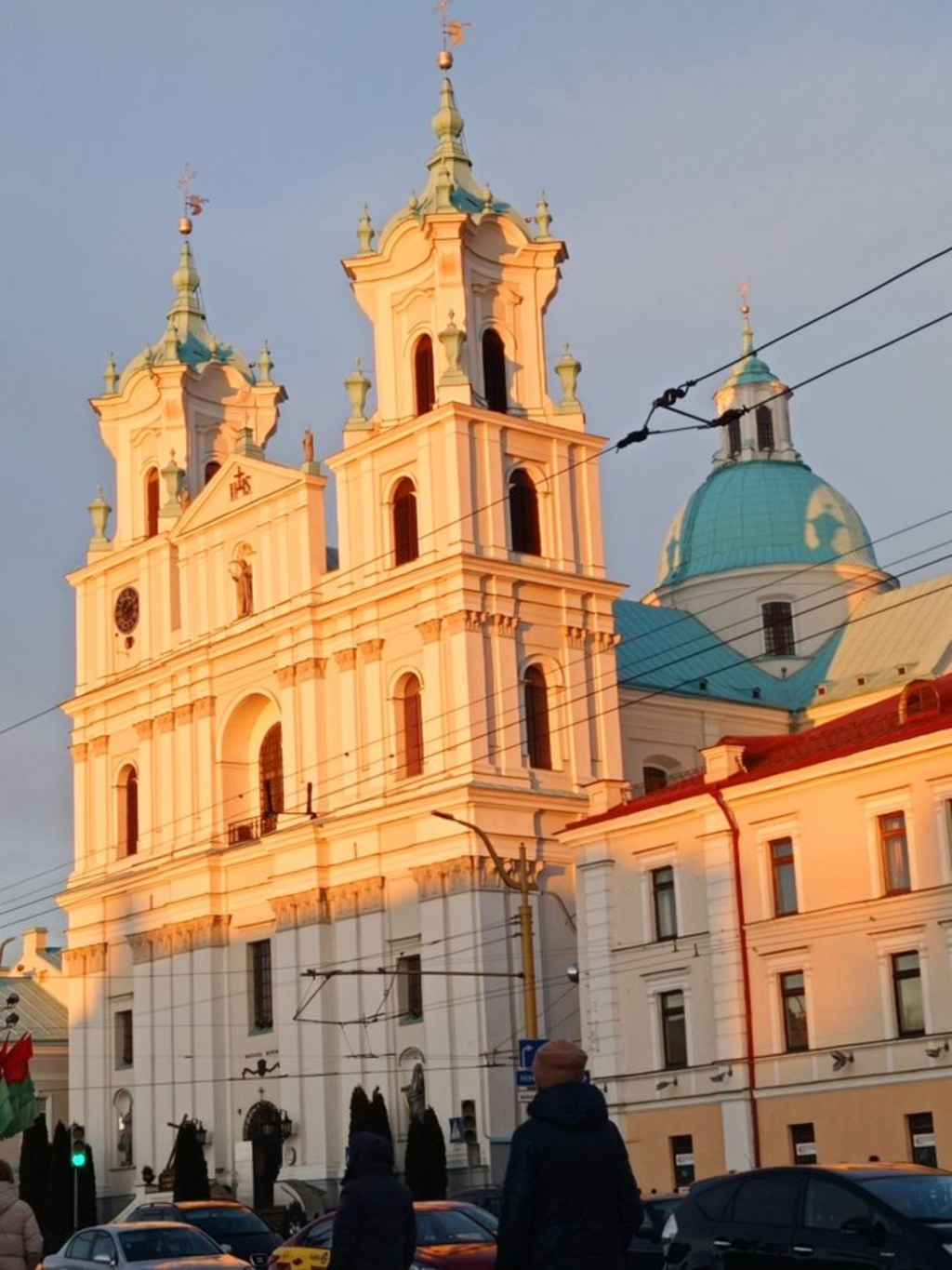 Туристы гуляют по историческому центру города с гидом